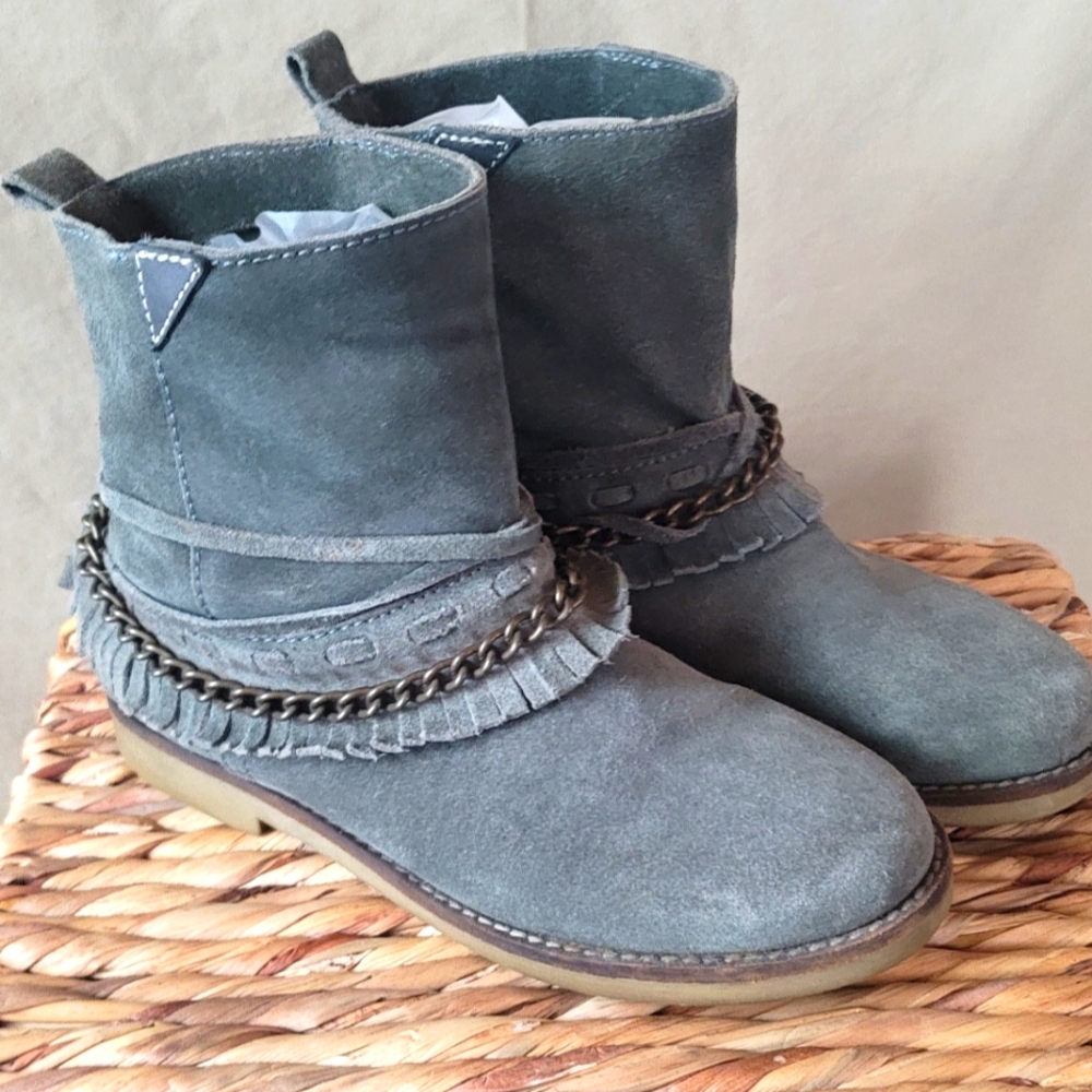 Gray Heeled Boots with Chain Detail